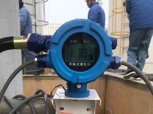 哪些因素會對外貼式超聲波液位計產生干擾？